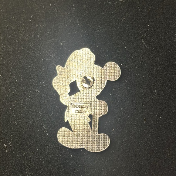 Springtime Straw Hat Mickey
Mickey Mouse Trading Pin - Picture 4 of 5